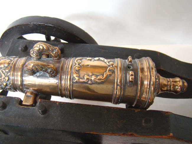 A wonderful 17th century Dutch bronze barreled salute cannon with original painted carriage — image 2